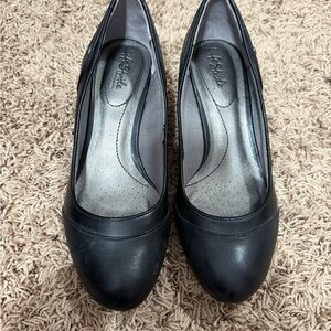 Life Stride Classic Black Heels
